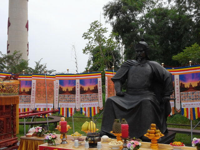 △岳飛大銅像安座處  位於佛陀紀念館右側觀景平台上