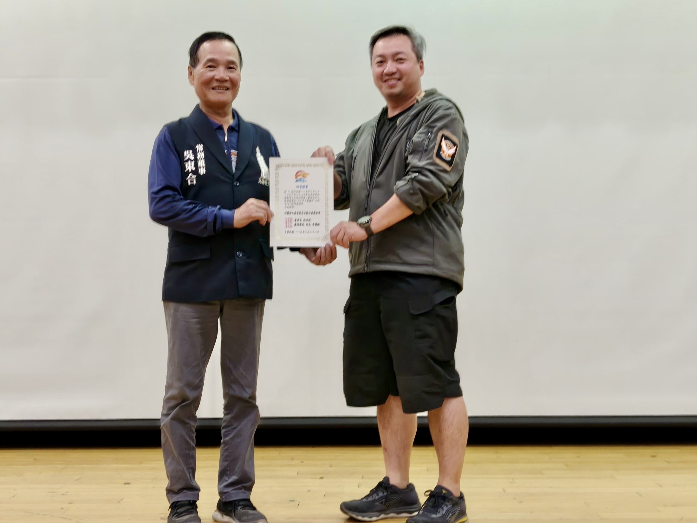 △朝天宮吳東合常董頒發研習證書給文史工作代表鄭仁傑(上圖右)
