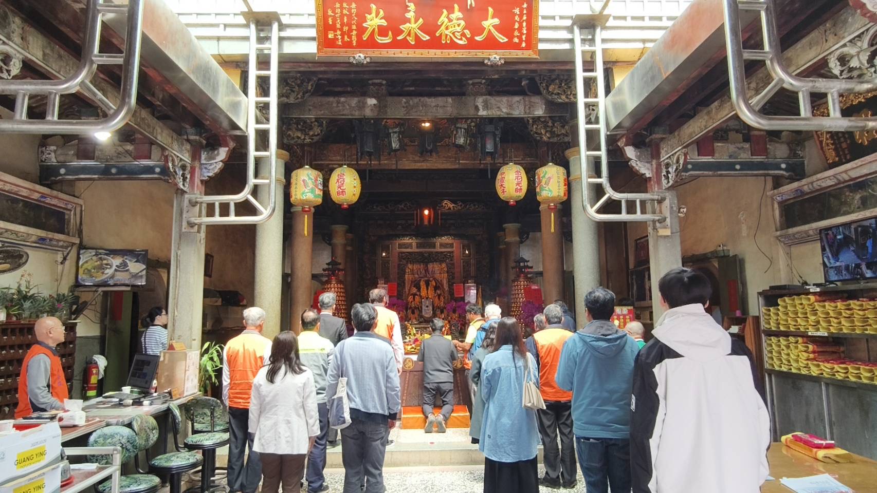 △董事長率領全體向旌忠廟岳武穆王參拜