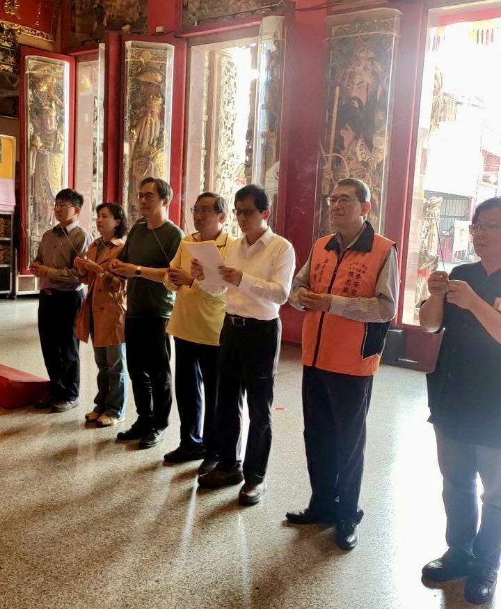 殷世熙董事長（圖右三）宣讀受推薦人名單