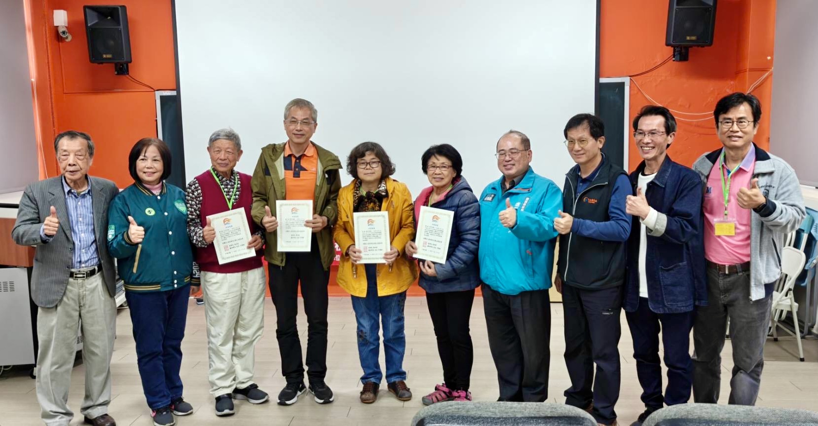 △頒發學員代表研習證書