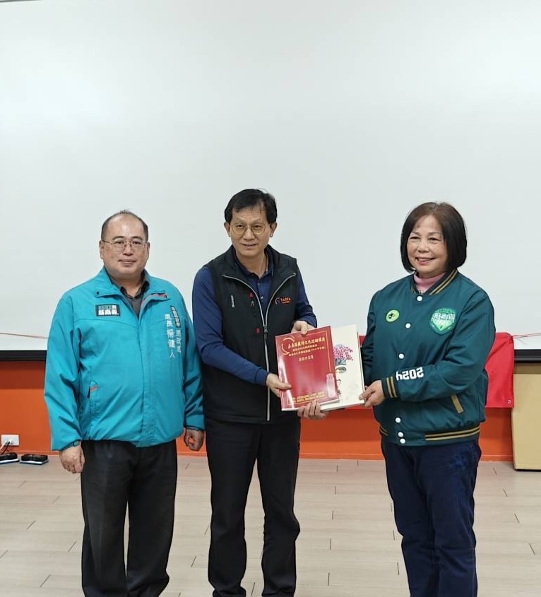 △殷董事長致贈新港奉天宮本會年刊與課程內容集